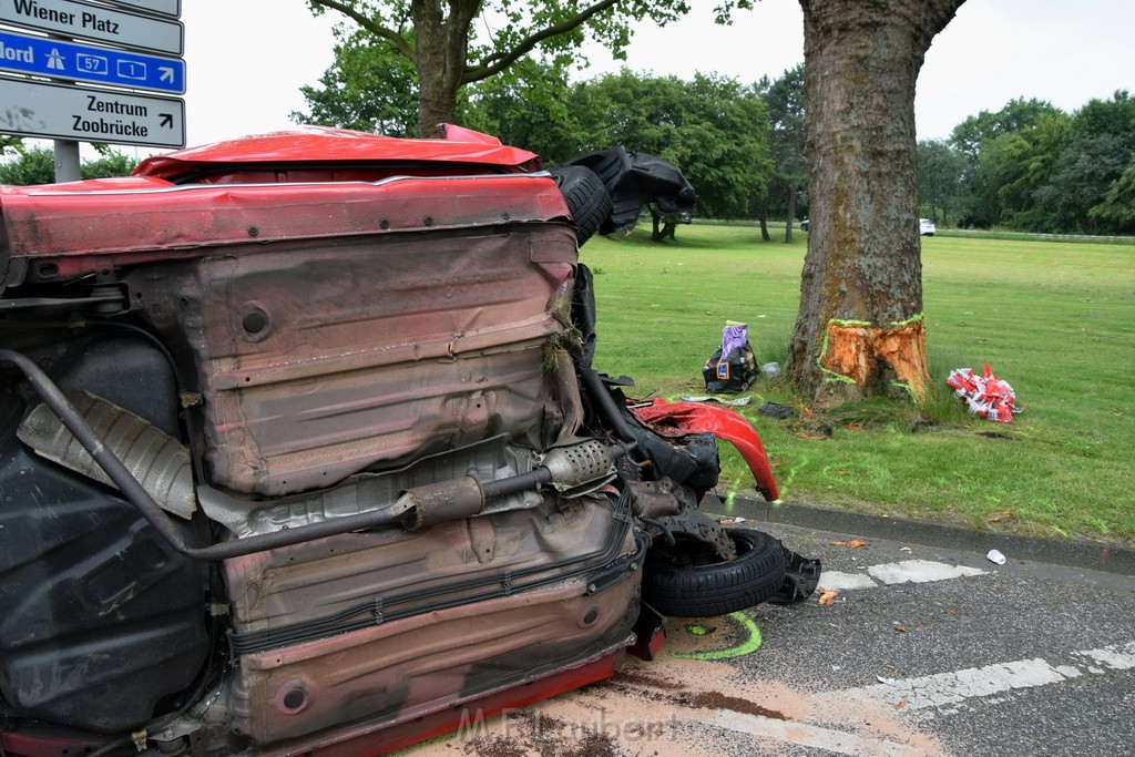 Schwerer VU Pkw Baum Koeln Deutz Messekreisel P294.JPG - Miklos Laubert